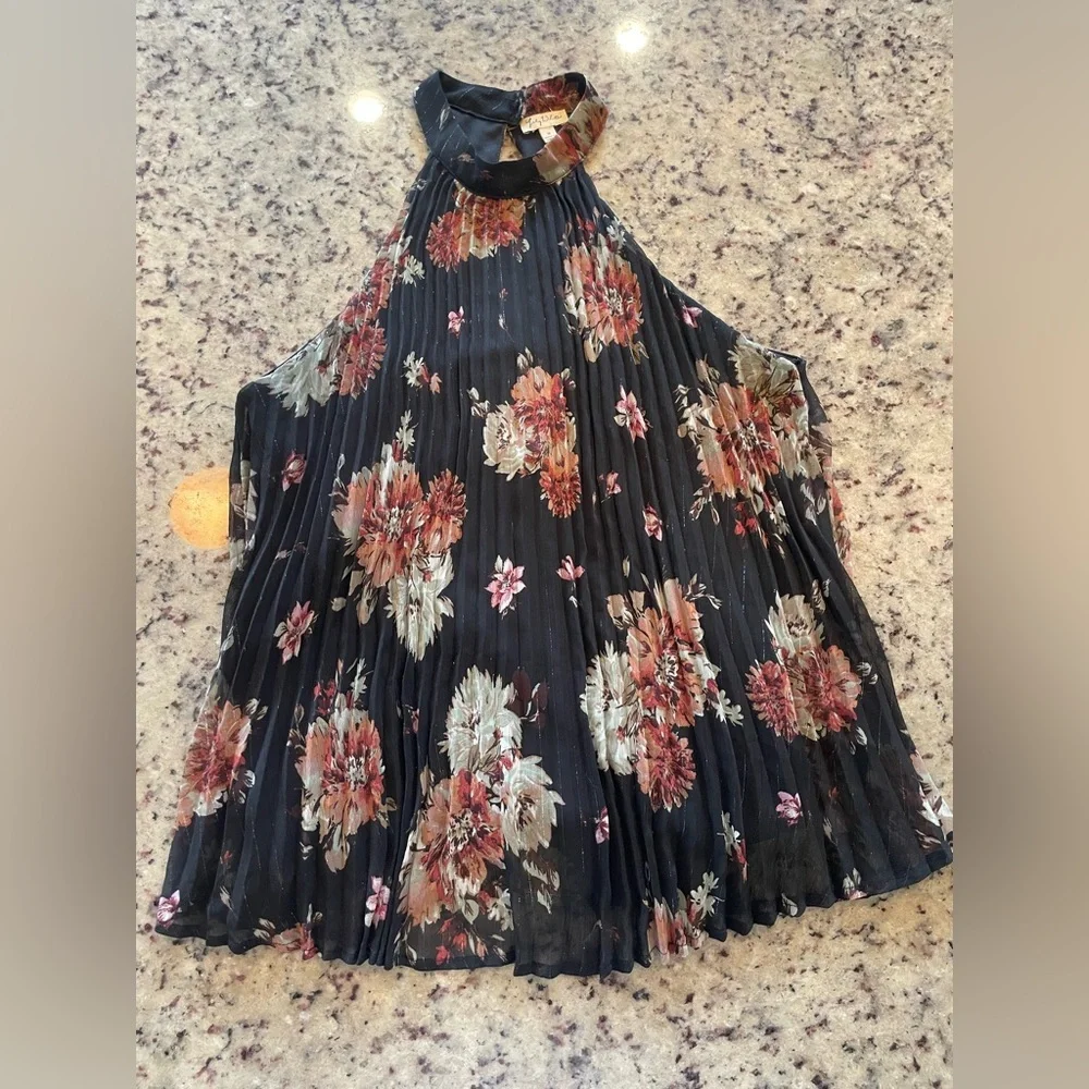 Lily White Floral Halter Top - Picture 2 of 8